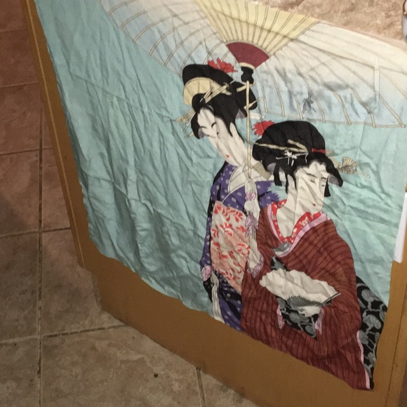 Vintage silk scarf featuring geisha girls - Picture 5 of 6